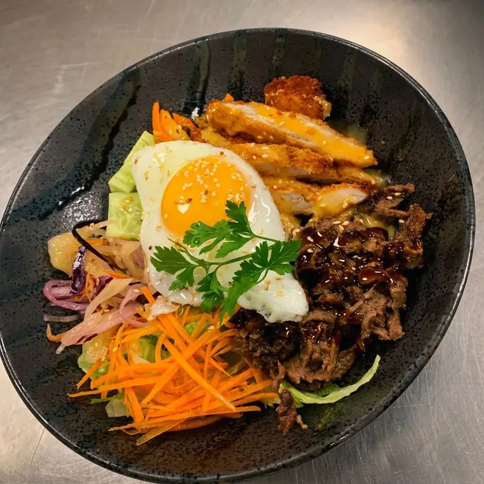 Nudelwok-bowl med kyckling, nötkött, stekt ägg och grönsaker från Khaan Sushi Falköping