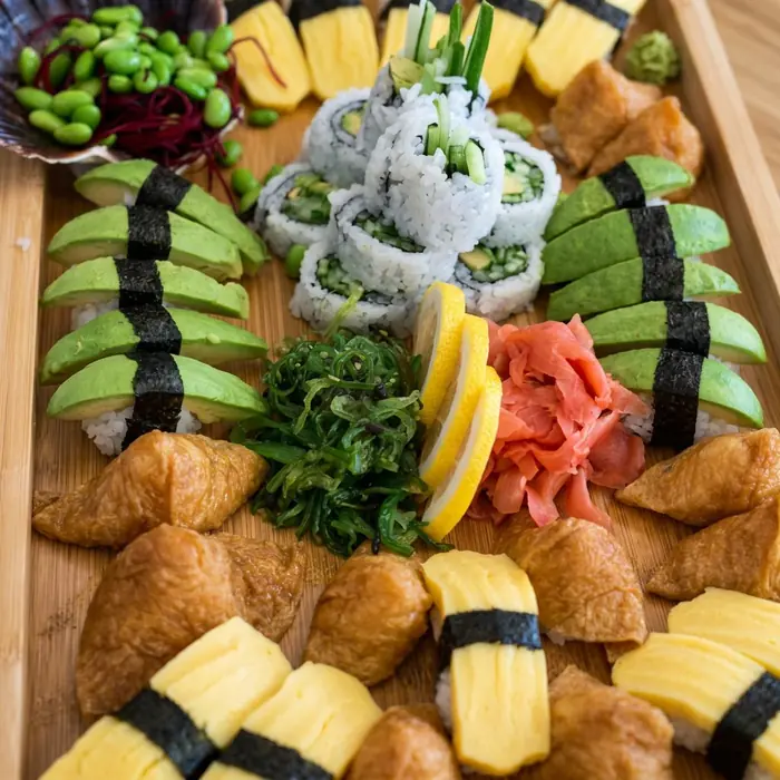 Vegetarisk sushibricka med inari, avokadonigiri och maki från Khaan Sushi Falköping
